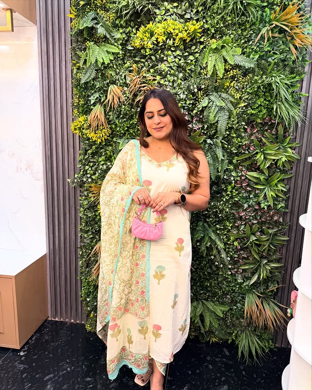 Off White Colored Salwar Suit